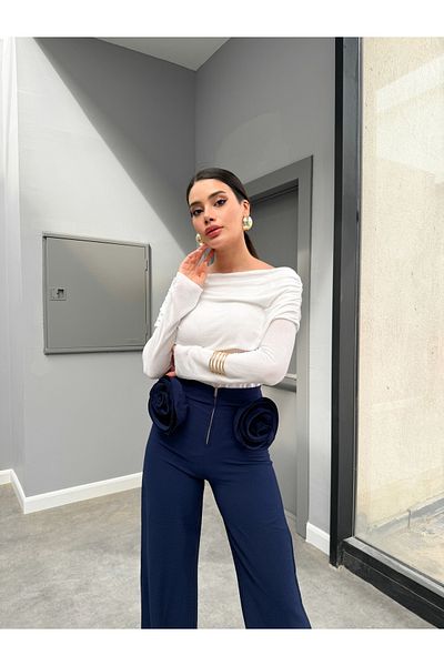 ESRAHELVACI Pantaloni bleumarin cu broșă cu flori