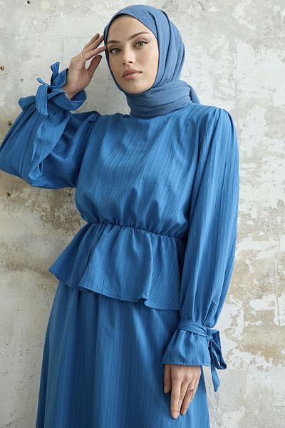 InStyle بدلة بلوزة بتفاصيل كشكش مع تنورة - أزرق
