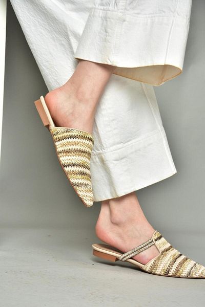 Fox Shoes P820031417 Γυναικείες παντόφλες με λεπτομέρειες από άχυρο από μπεζ/μινκ