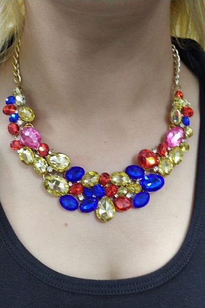 Zaradise Accessories مجموعة أقراط قلادة من الحجر باللون الذهبي والأحمر والأزرق والوردي