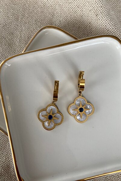 fuya design أقراط من الفولاذ باللون الأزرق الداكن مرصعة باللؤلؤ على لوحة البرسيم