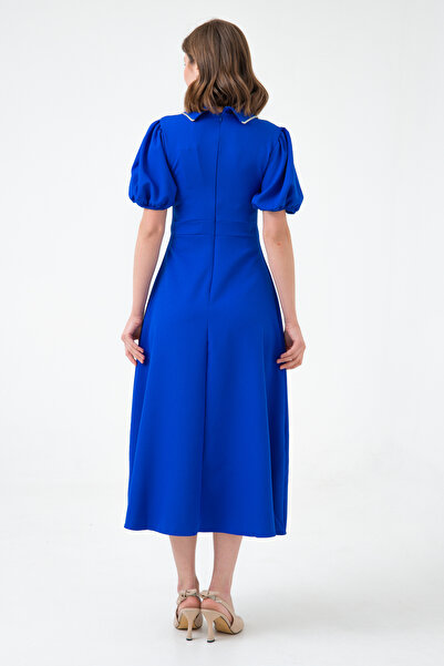 bayansepeti Жіноча сукня з каменем на комірі, коротким рукавом, середньої довжини, кльош, синя 2073