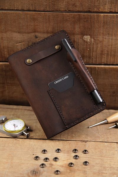 New Coast Leather 1900's Ръчно изработен калъф за тефтер A6 от естествена кожа