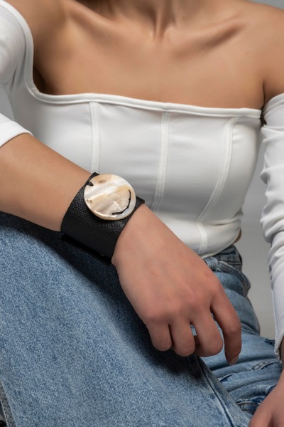 DENİZ TASARIM SEDEF OBJELI LEATHER BRACELET