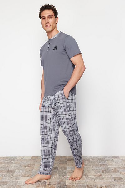 Trendyol Collection Anthrazitfarbenes Pyjama-Set aus Strick mit Karomuster - Regular Fit TMNSS24PT00037