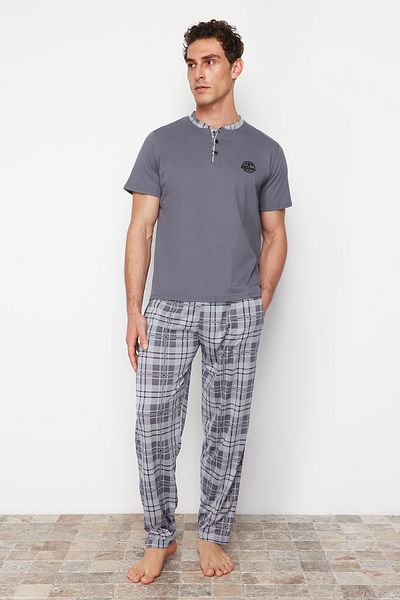 Trendyol Collection Anthrazitfarbenes Pyjama-Set aus Strick mit Karomuster - Regular Fit TMNSS24PT00037