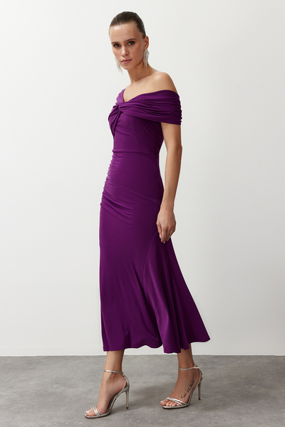 Trendyol Collection Fioletowa, dzianinowa stylowa suknia wieczorowa z asymetrycznym kołnierzem TPRSS24EL00046