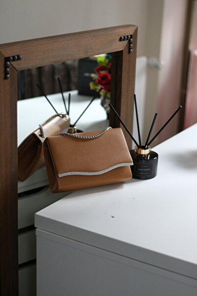 Moom Bag Жіноча сумка через плече з ланцюжком і каменем карамельного кольору