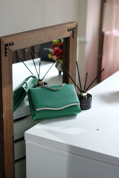 Moom Bag Geantă de umăr cu lanț detaliat din piatră verde pentru femei