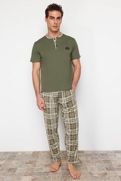 Trendyol Collection Khakifarbenes Pyjama-Set aus Strick mit Karomuster und normaler Passform - TMNSS24PT00037