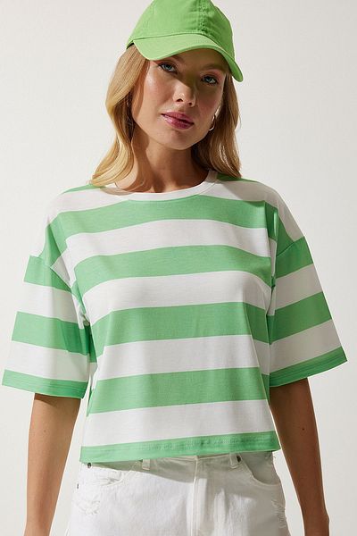 Happiness İstanbul Gestreiftes, kurzes Strick-T-Shirt für Damen in Weiß und Grün mit Rundhalsausschnitt HF00452