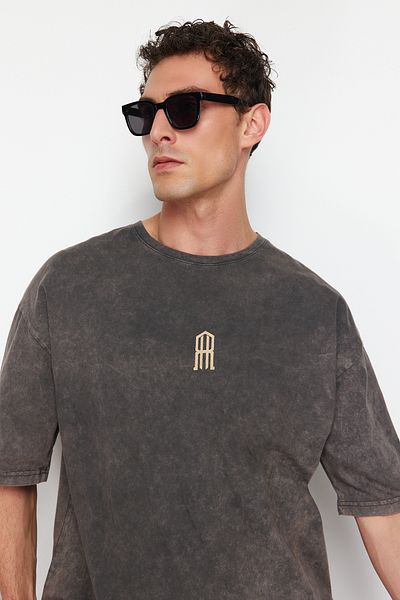 Trendyol Collection Oversize'owa brązowa bawełniana koszulka - postrzępiona i blada z detalami TMNSS24TS00146