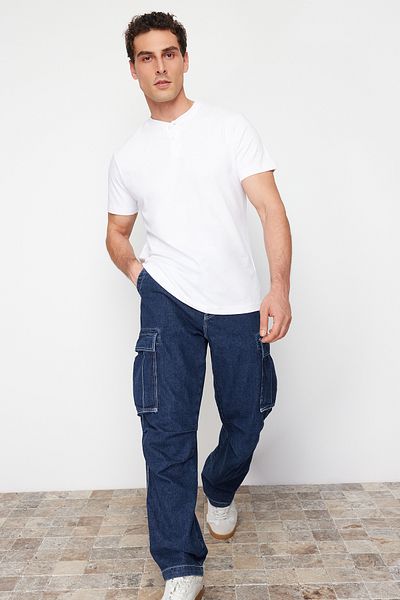 Trendyol Collection Weißes T-Shirt mit geknöpftem Richterkragen – Regular Fit TMNSS24PO00020