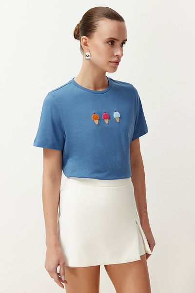 Trendyol Collection Indigo 100% bavlna Vyšívané Regular/Regular Fit Pletené tričko s výstřihem TWOSS24TS00207