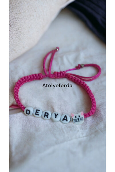 Atolye Ferda Kedi Figürlü İsimli Makrome Bileklik