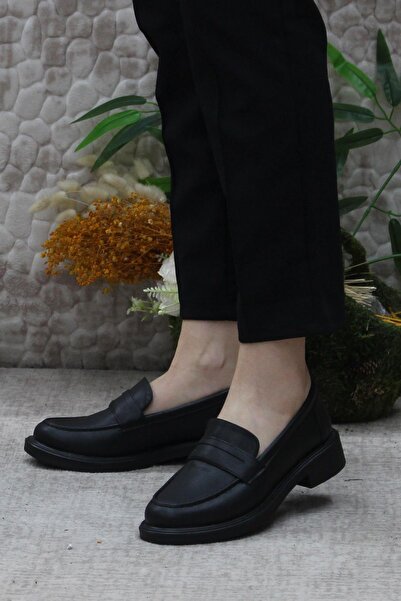 fort 85120 Чорні шкіряні туфлі-лофери з деталями та зручною підошвою для жінок