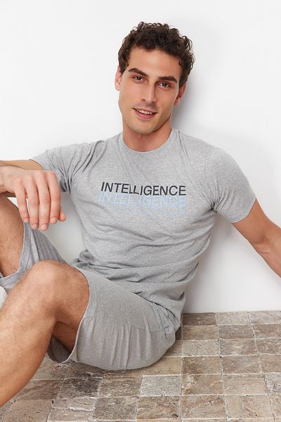 Trendyol Collection Graues Pyjama-Set mit Rundhalsausschnitt und gestrickten Shorts in normaler Passform TMNSS24PT00046