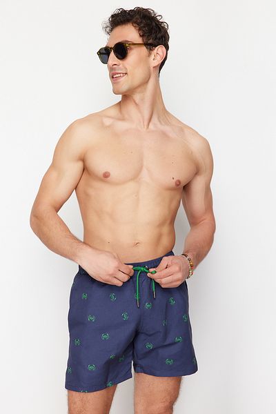 Trendyol Collection Marineblaue Badeshorts mit Krabbenmuster in Standardpassform - TMNSS24DS00006