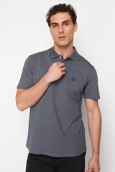 Trendyol Collection Antracitové tričko Polo s límcem s jelením vzorem – Regular Fit TMNSS24PO00027