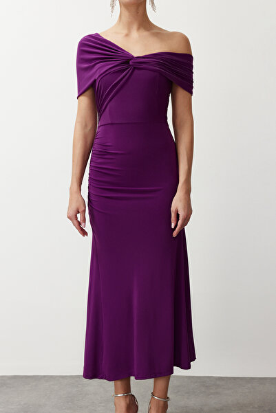 Trendyol Collection Fioletowa, dzianinowa stylowa suknia wieczorowa z asymetrycznym kołnierzem TPRSS24EL00046