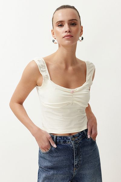 Trendyol Collection Ecru Carmen-Kragen Tailliert/tailliert, niedrige Ärmel, gerafft/drape, detaillierte Strickbluse TWOSS24BZ00500