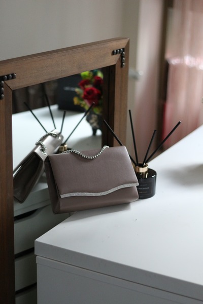 Moom Bag Жіноча темно-сіра сумка через плече з ланцюжком і деталями з каменю