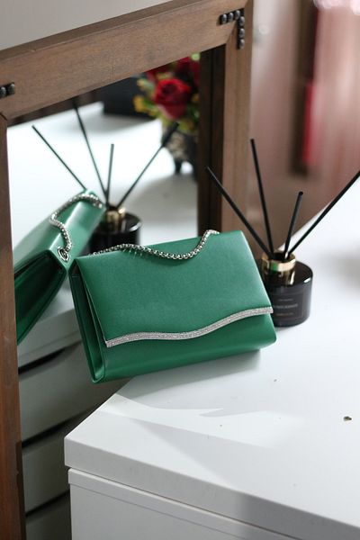 Moom Bag Geantă de umăr cu lanț detaliat din piatră verde pentru femei