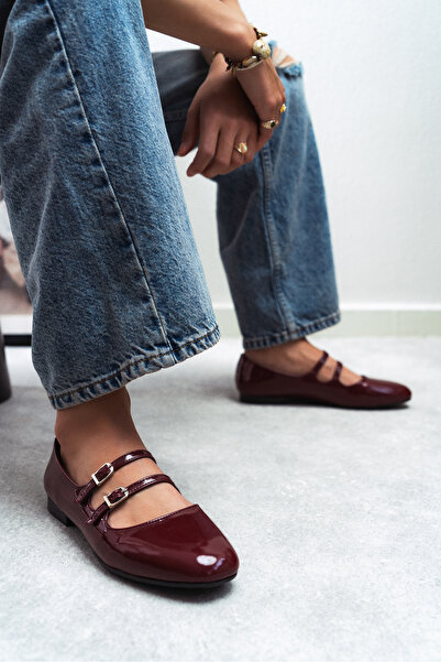 NİŞANTAŞI SHOES Dámské baleríny Jane Claret z červené lakované kůže s dvojitou přezkou s plochou podrážkou