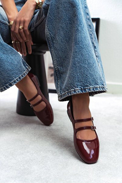 NİŞANTAŞI SHOES Dámské baleríny Jane Claret z červené lakované kůže s dvojitou přezkou s plochou podrážkou