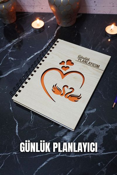markcat Caiet de planificare zilnică cu copertă din lemn A5 Swan Love Design - Caiet de planificare nedatat