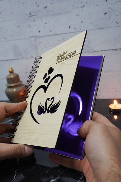 markcat Caiet de planificare zilnică A5 Swan Love Design cu copertă din lemn - Agenda fără timp-Caiet de planificare nedatată