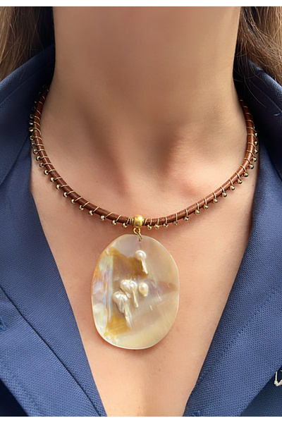 Kutcha Accessories قلادة من اللؤلؤ بلون ذهبي تان