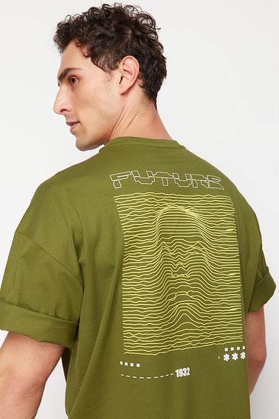 Trendyol Collection Μπλουζάκι με χνουδωτό εμπριμέ χακί μεγάλου μεγέθους - κοντομάνικο TMNSS23TS00171