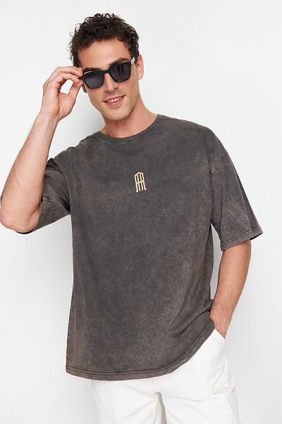 Trendyol Collection Oversize'owa brązowa bawełniana koszulka - postrzępiona i blada z detalami TMNSS24TS00146