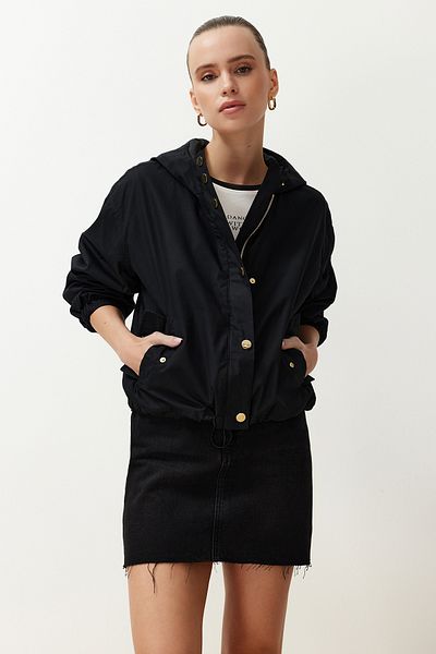 Trendyol Collection Übergroße, dünne schwarze Windjacke - Twoss24mo00001