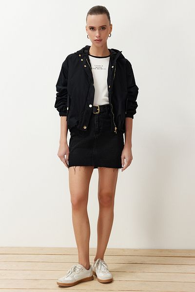 Trendyol Collection Übergroße, dünne schwarze Windjacke - Twoss24mo00001