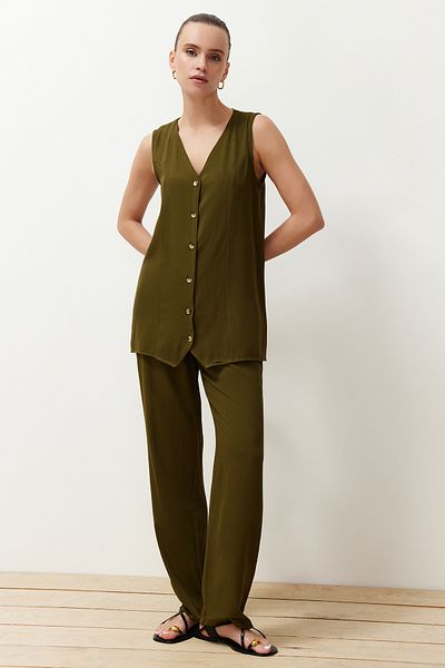 Trendyol Collection Khaki V-nyakú, széles szabású mellény és nadrág szett - gombokkal, TWOSS24AU00046