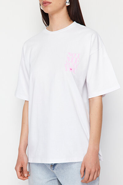 Trendyol Collection Tricou alb din bumbac gros 100% cu imprimeu slogan pe spate și față, tricotat oversize/cu croială confortabilă TWOSS24TS00235