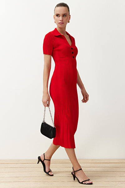 Trendyol Collection Rotes, gerades Maxi-Maxi-Strickkleid mit Polokragen TWOSS24EL00282