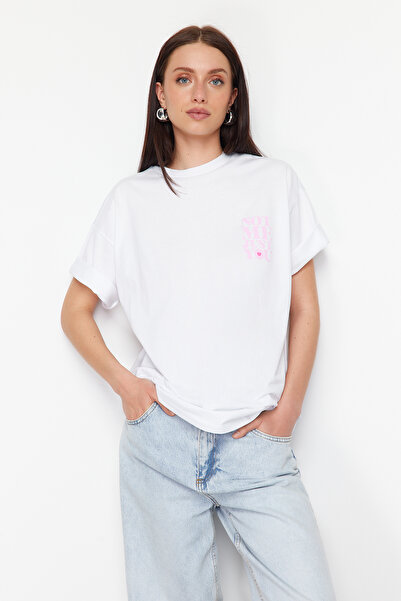 Trendyol Collection Tricou alb din bumbac gros 100% cu imprimeu slogan pe spate și față, tricotat oversize/cu croială confortabilă TWOSS24TS00235