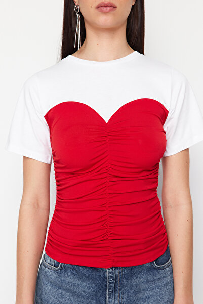 Trendyol Collection Piros színű blokkolt illeszkedő/testhezálló rövid ujjú, rugalmas kötött blúz ráncfelvarrással TWOSS24BZ00421