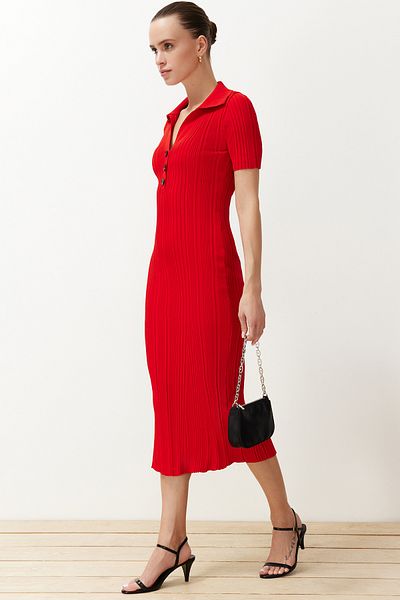 Trendyol Collection Rotes, gerades Maxi-Maxi-Strickkleid mit Polokragen TWOSS24EL00282