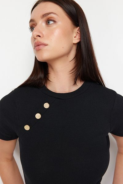 Trendyol Collection Schwarze, figurbetonte/figurbetonte Stretch-Strickbluse mit geripptem Knopfdetail TWOSS24BZ00536