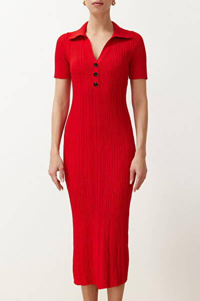 Trendyol Collection Rotes, gerades Maxi-Maxi-Strickkleid mit Polokragen TWOSS24EL00282