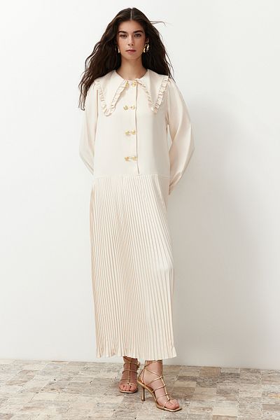 Trendyol Modest Beiges plissiertes Kleid aus Webstoff mit Babykragen und goldenen Knöpfen TCTSS24EB00196