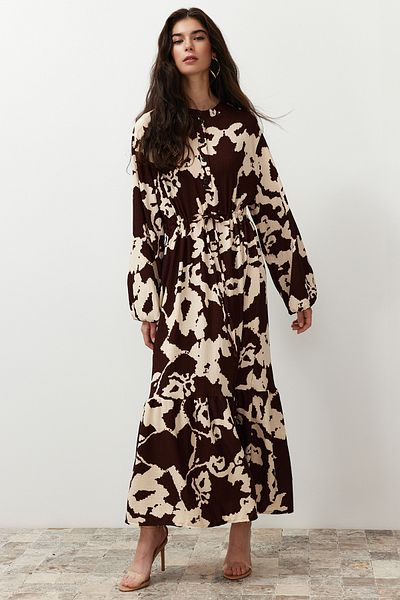 Trendyol Modest Braunes Crinkle-Webkleid mit großem Blumenmuster TCTSS24EB00238