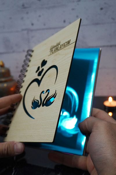 markcat Caiet de planificare zilnică cu copertă din lemn A5 Swan Love Design - Caiet de planificare nedatat