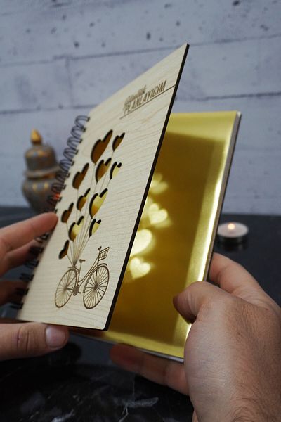 markcat Caiet de planuri din lemn cu balon inimă pentru bicicletă - Agenda nedatată - Planificator zilnic (Caiet de planificare) A5