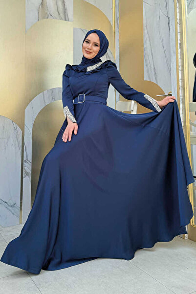 Bym Fashion Szatén estélyi ruha - fodros, kővel részletezett öv, sötétkék 1155