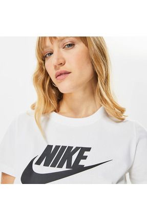 Nike Sportswear Essential Kad n Beyaz T Shirt Fiyat Yorumlar Trendyol